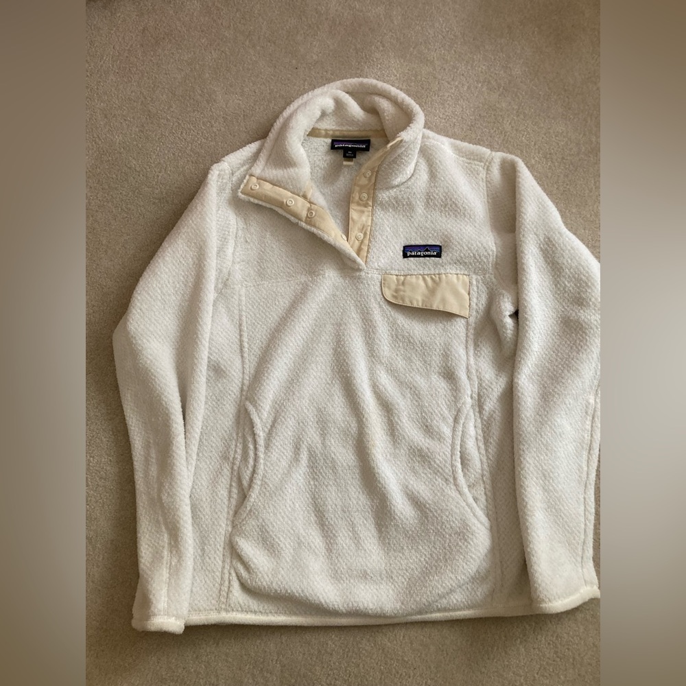 XS White Patagonia fleece pull over with center pocket